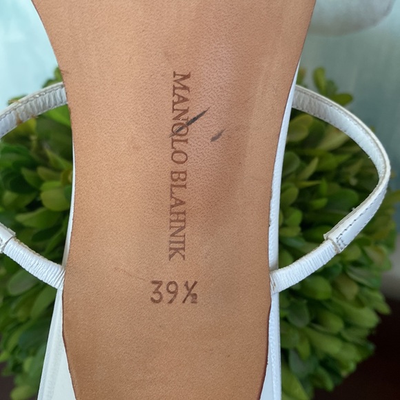 MANOLO BLAHNIK THONG SANDALS 2 INCH KITTEN HEEL EMBELLISHED WITH CORAL BEADS - Picture 16 of 17